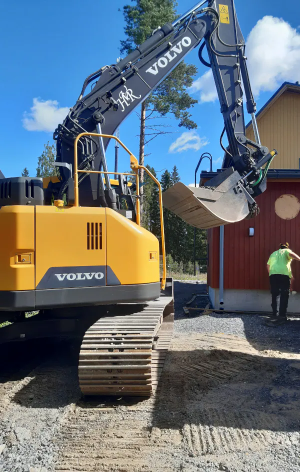 Hämeen Viherrakennuksen oma kaivuri työmaalla